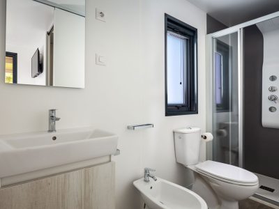 campsite-oliva-mobile-home-standard-plus-interior-bathroom