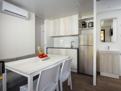 campsite-oliva-mobile-home-standard-plus-interior-kitchen-and-dining-room