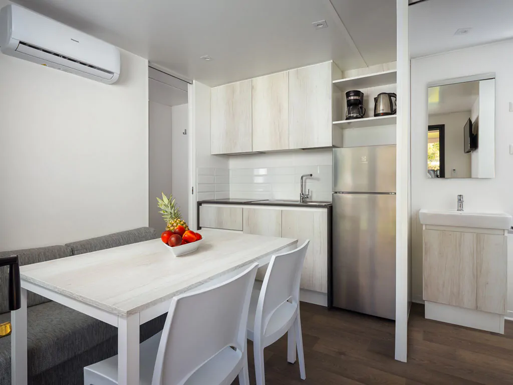 campsite-oliva-mobile-home-standard-plus-interior-kitchen-and-dining-room