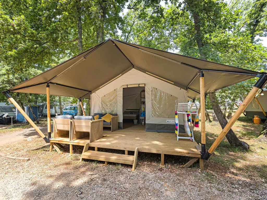 campsite-park-umag-safari-tent-comfort-airco-exterior-frontview