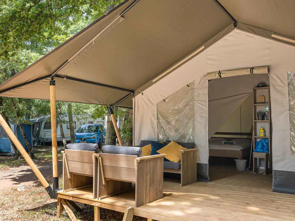 campsite-park-umag-safari-tent-comfort-airco-exterior-terrace