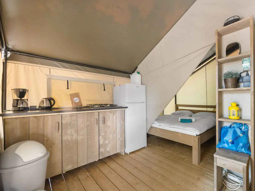 campsite-park-umag-safari-tent-comfort-airco-interior-kitchen