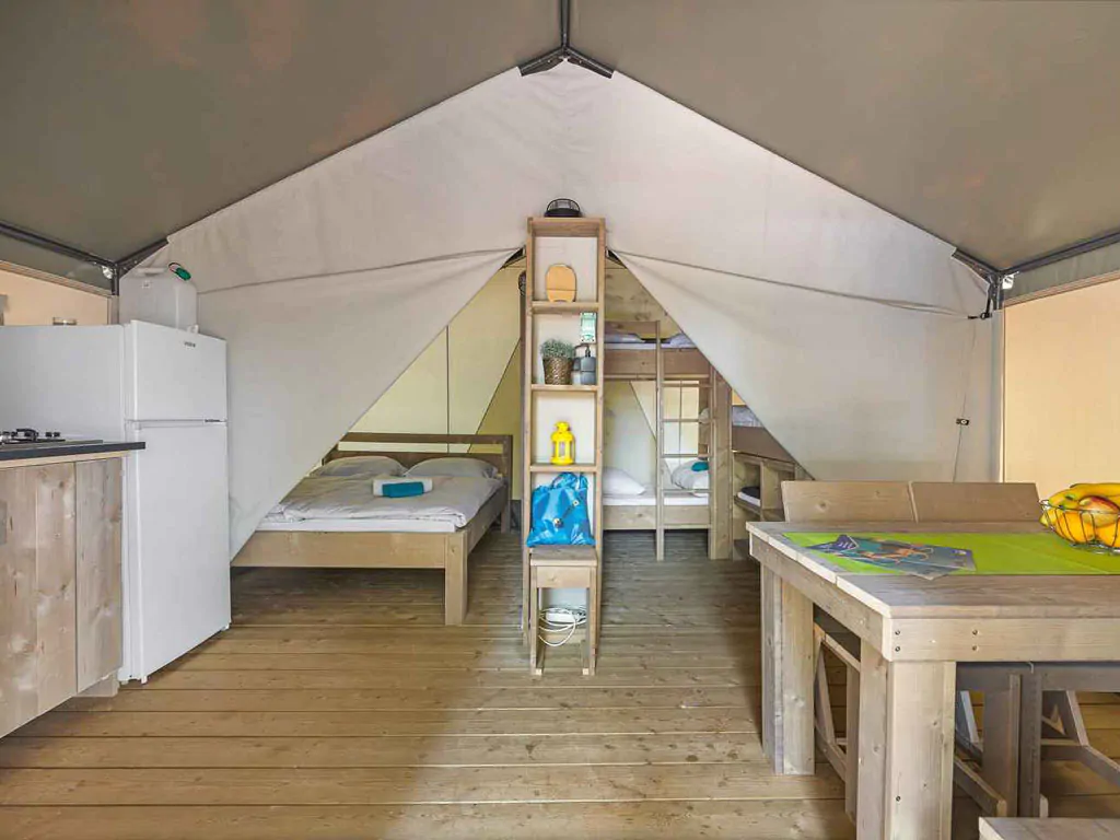 campsite-park-umag-safari-tent-comfort-airco-interior-livingroom