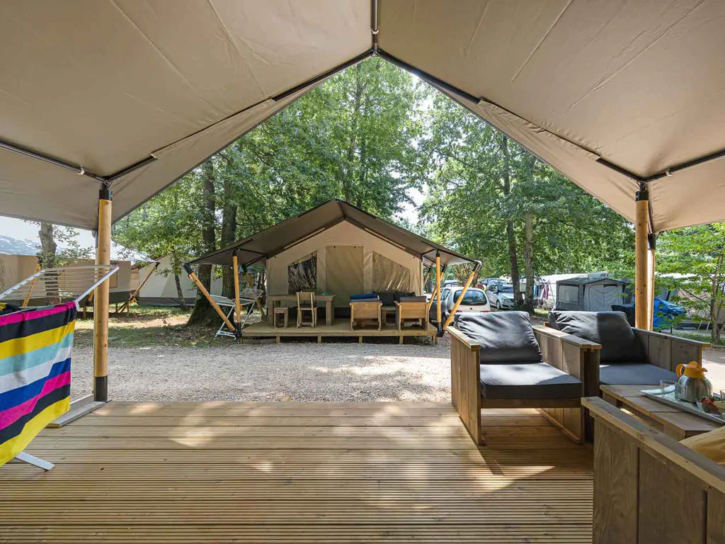 campsite-park-umag-safari-tent-comfort-airco-interior-terrace