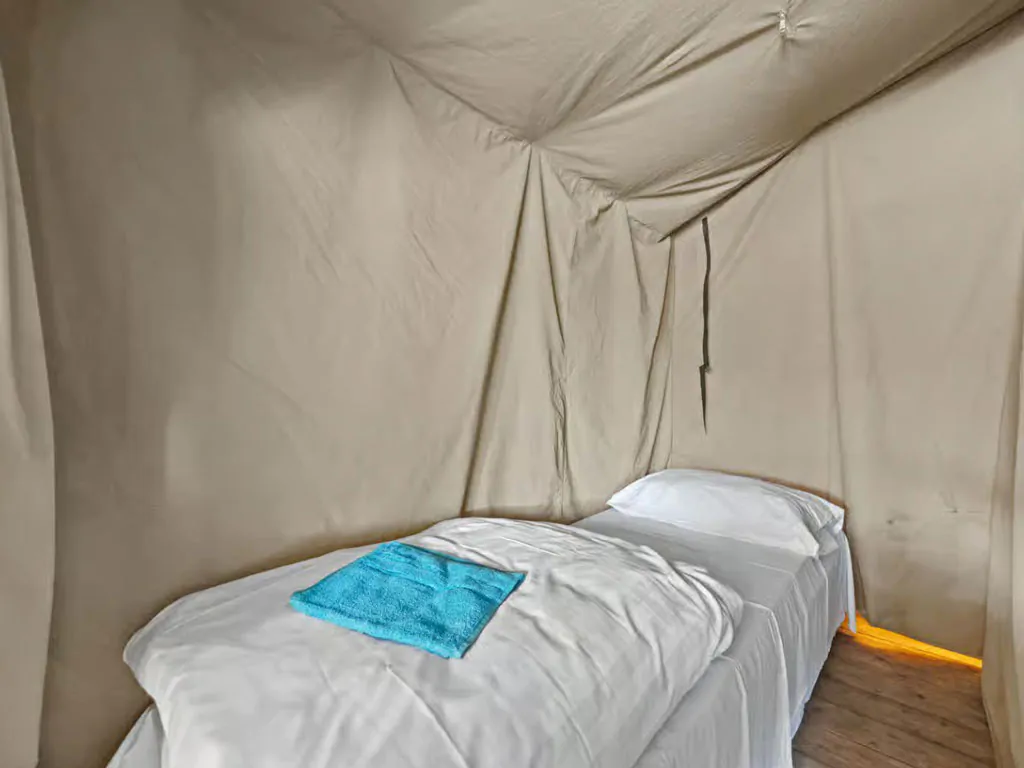 campsite-polari-glamping-tent-safari-tent-harmony-interior-bedroom-single-bed