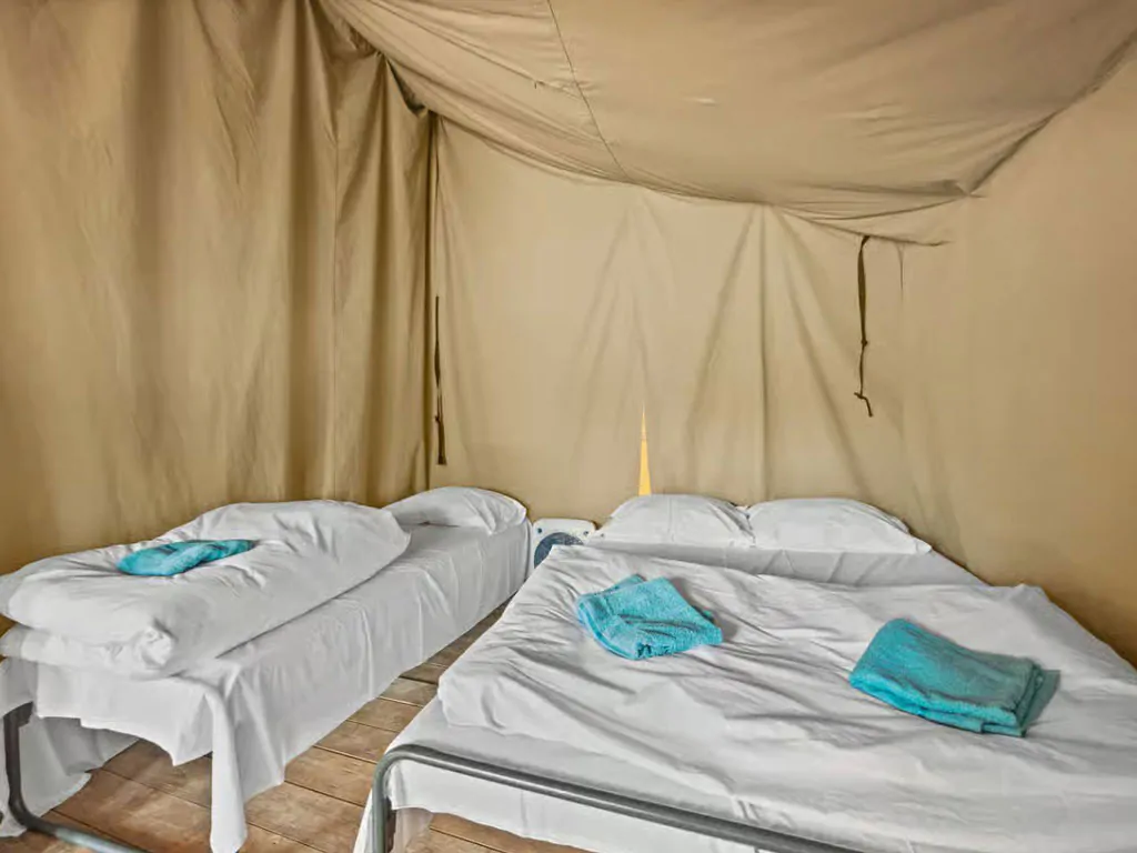 campsite-polari-glamping-tent-safari-tent-harmony-interior-bedroom-single-beds