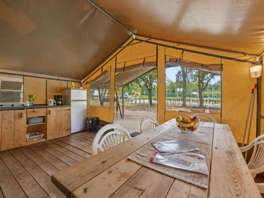 campsite-polari-glamping-tent-safari-tent-harmony-interior-dining-area
