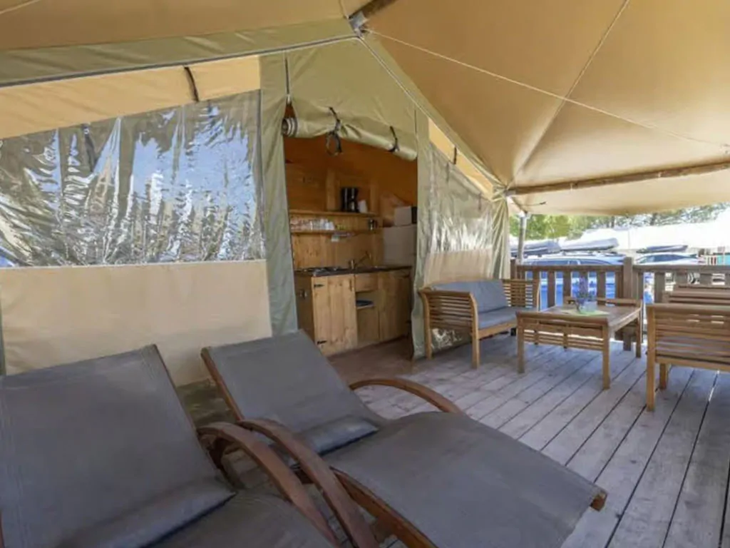 campsite-polari-glamping-tent-safari-tent-sunset-s-airco-for-six-persons-exterior-terrace-view