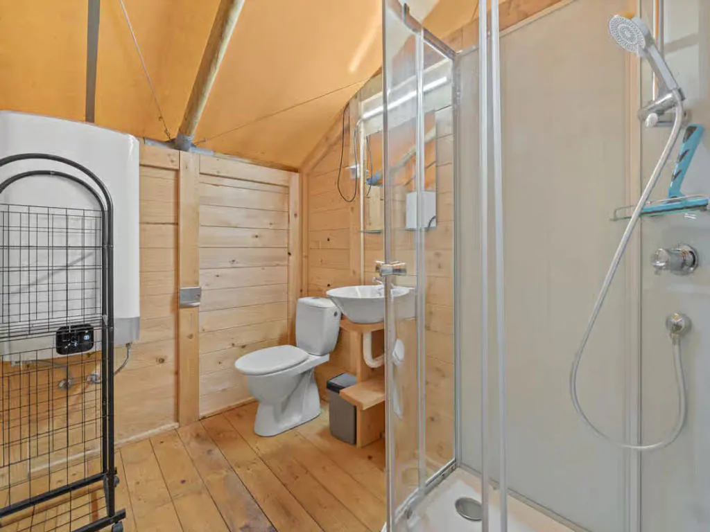 campsite-polari-glamping-tent-safari-tent-sunset-s-airco-for-six-persons-interior-bathroom