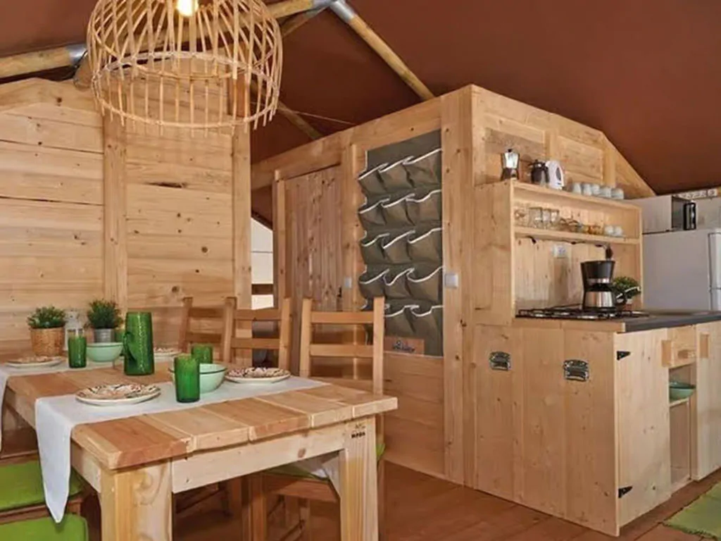 campsite-polari-glamping-tent-safari-tent-sunset-s-airco-for-six-persons-interior-kitchen-and-dining-area