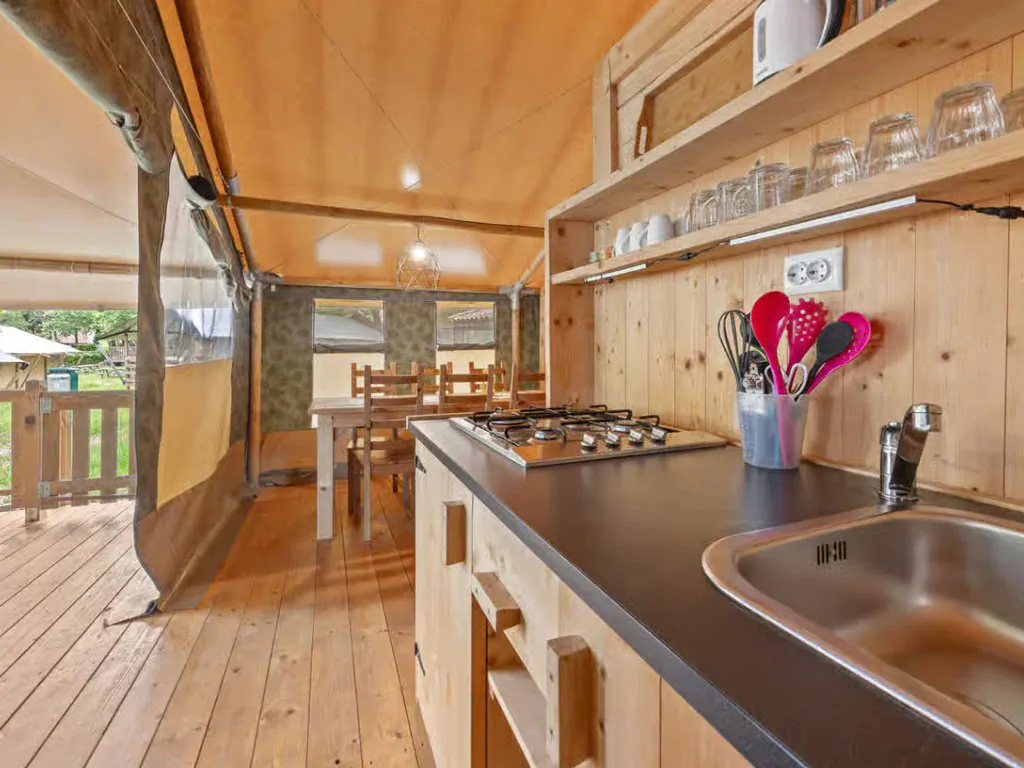 campsite-polari-glamping-tent-safari-tent-sunset-s-airco-for-six-persons-interior-kitchen