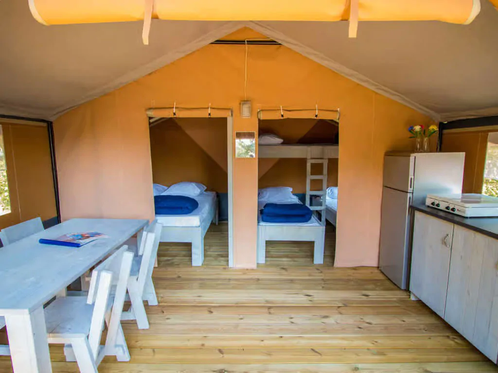 valamar-camping-baska-glamping-tent-safari-tent-comfort-airco-interior-kitchen-and-bedroom-view