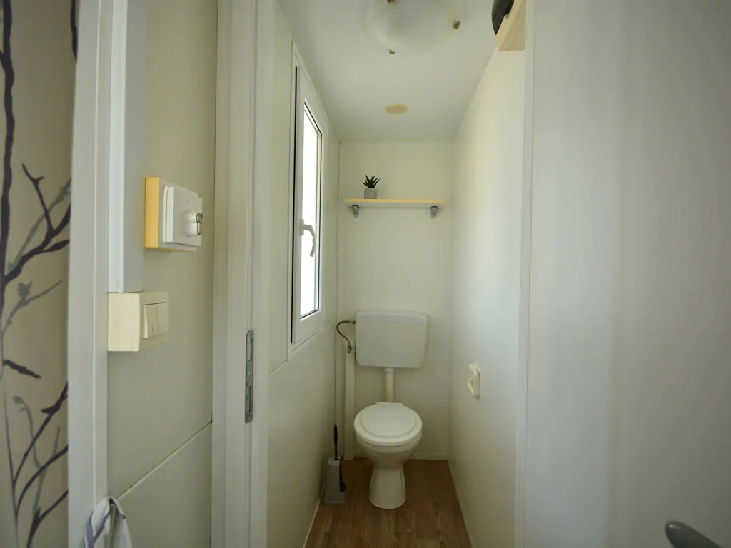 valamar-camping-lanterna-west-coast-new-mobile-home-interior-bathroom-view