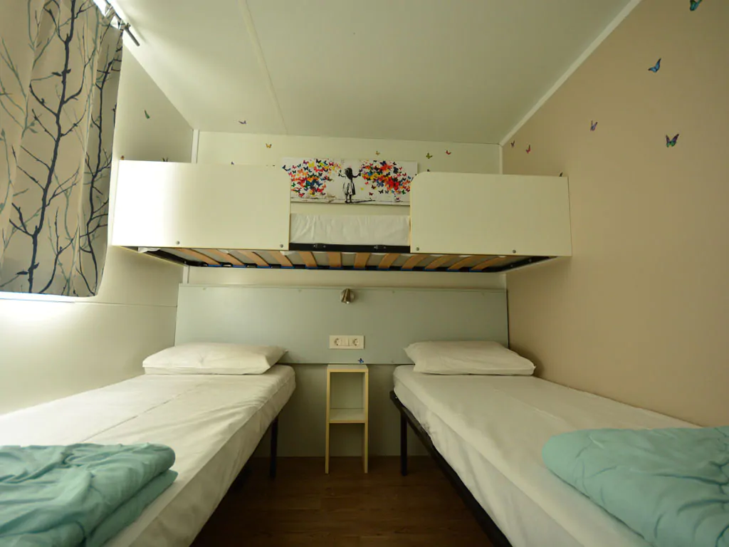 valamar-camping-lanterna-west-coast-new-mobile-home-interior-bedroom-single-beds