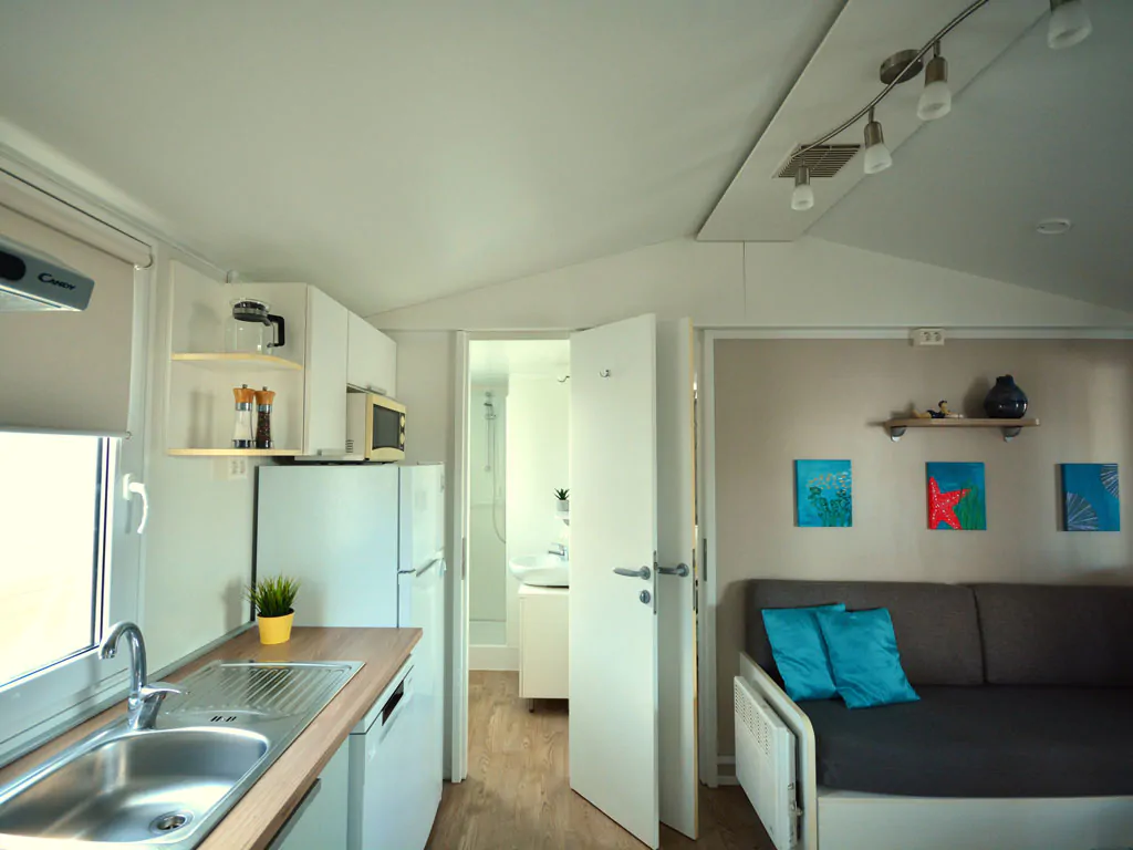 valamar-camping-lanterna-west-coast-new-mobile-home-interior-kitchen