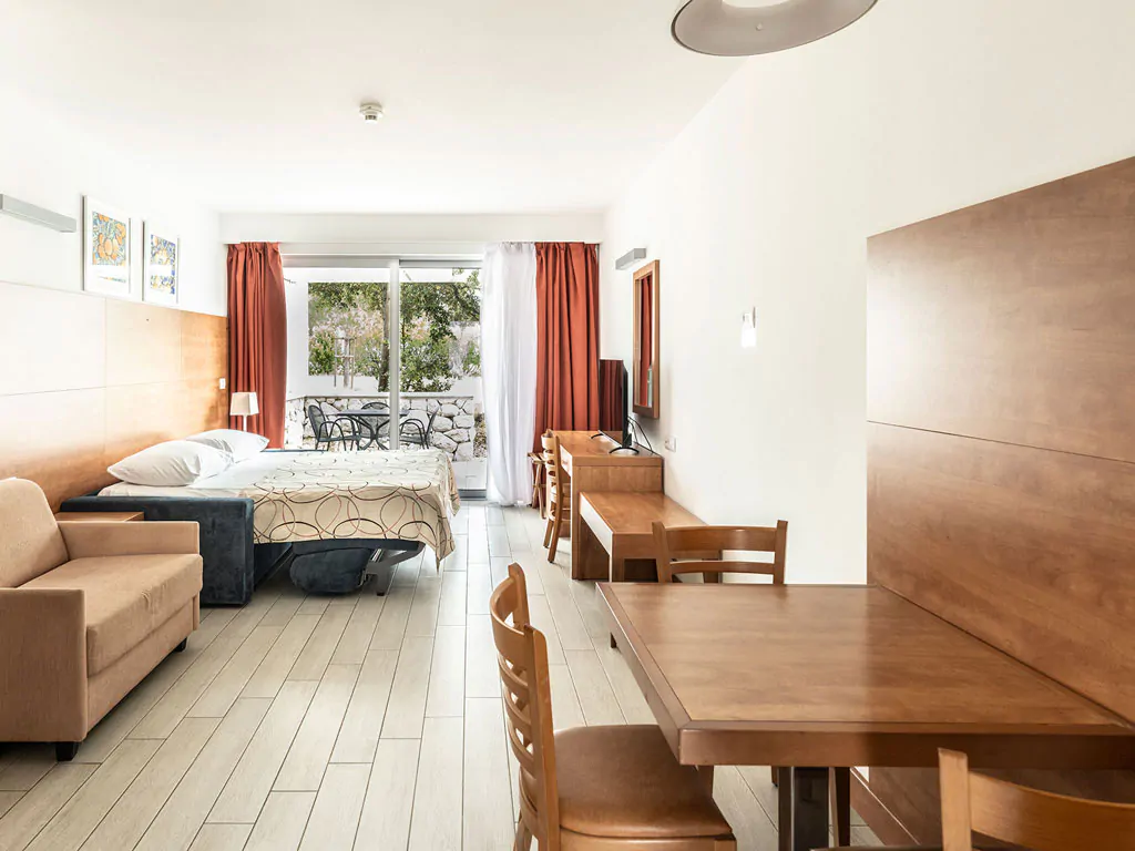 zaton-apartment-superior-studio-apartment-21-interior-table