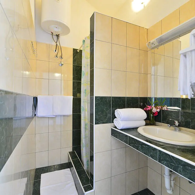 camping-belvedere-vranjica-apartment-bathroom-768x7681