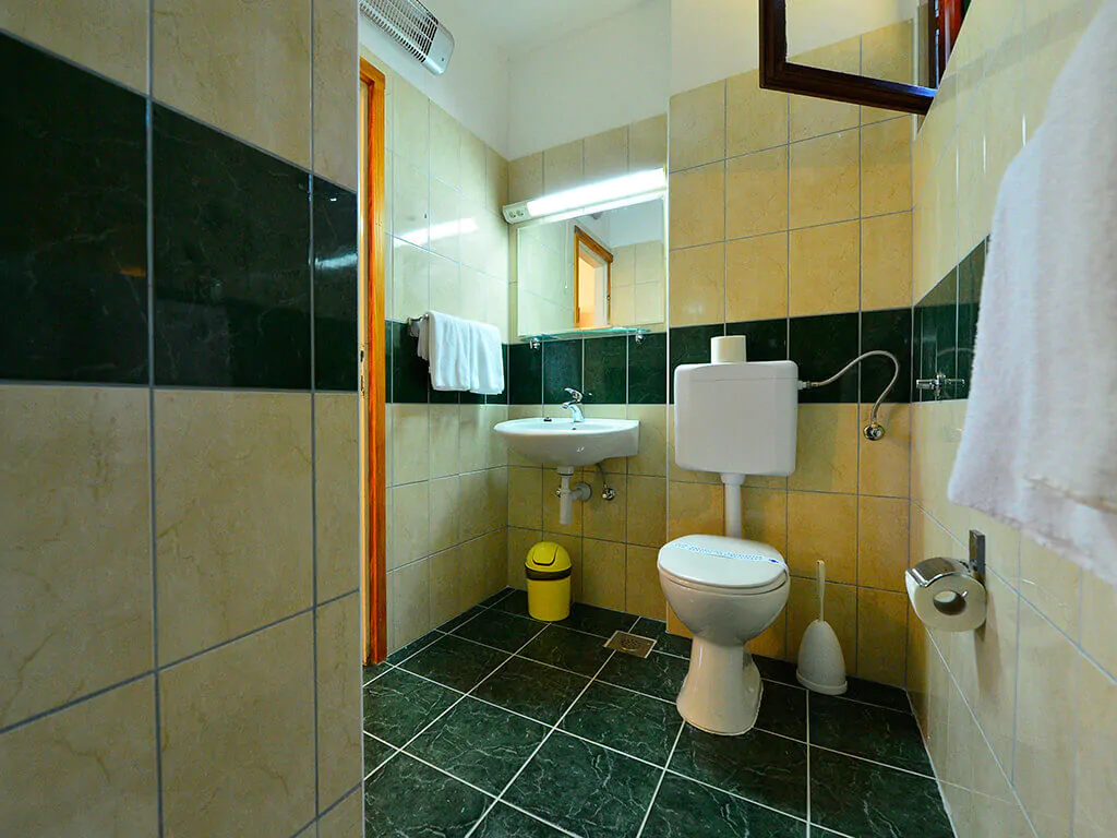 camping-belvedere-vranjica-apartment-bathroom-i1
