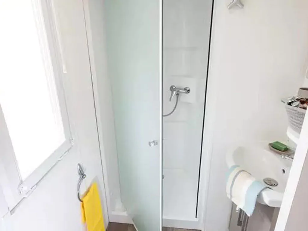 camping-brioni-mobile-home-comfort-six-persons-interior-bathroom