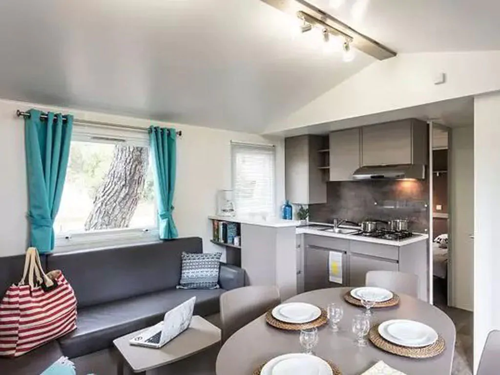 camping-brioni-mobile-home-comfort-six-persons-interior-kitchen