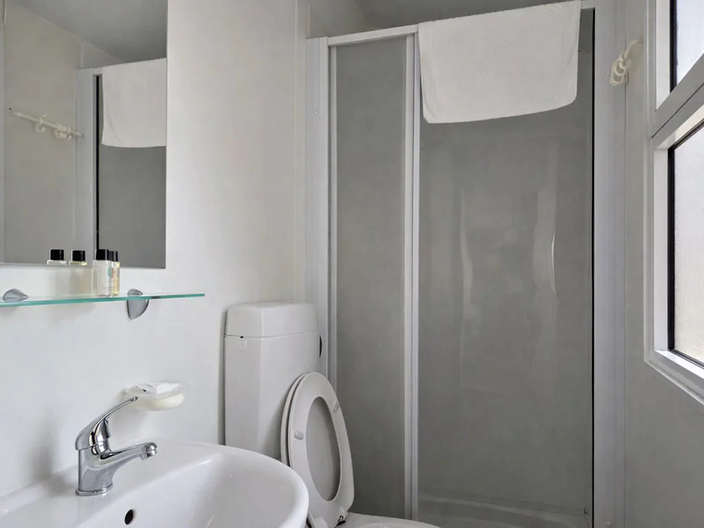 camping-ulika-rovinj-casetta-interior-bathroom