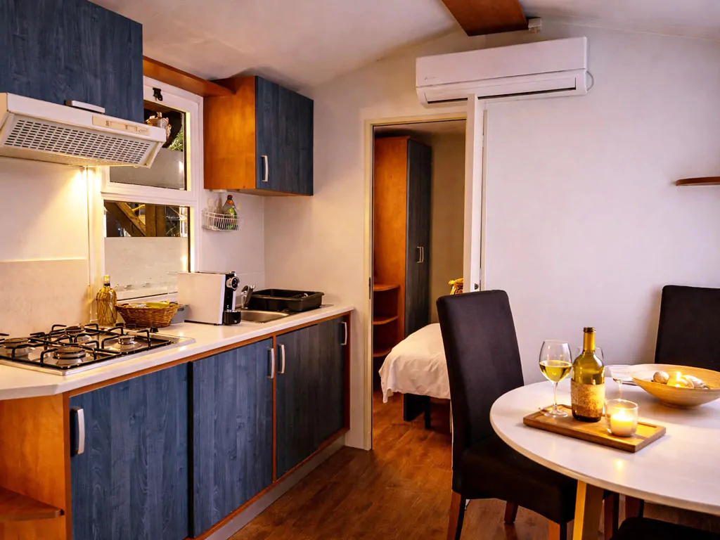 camping-ulika-rovinj-casetta-interior-kitchen-view