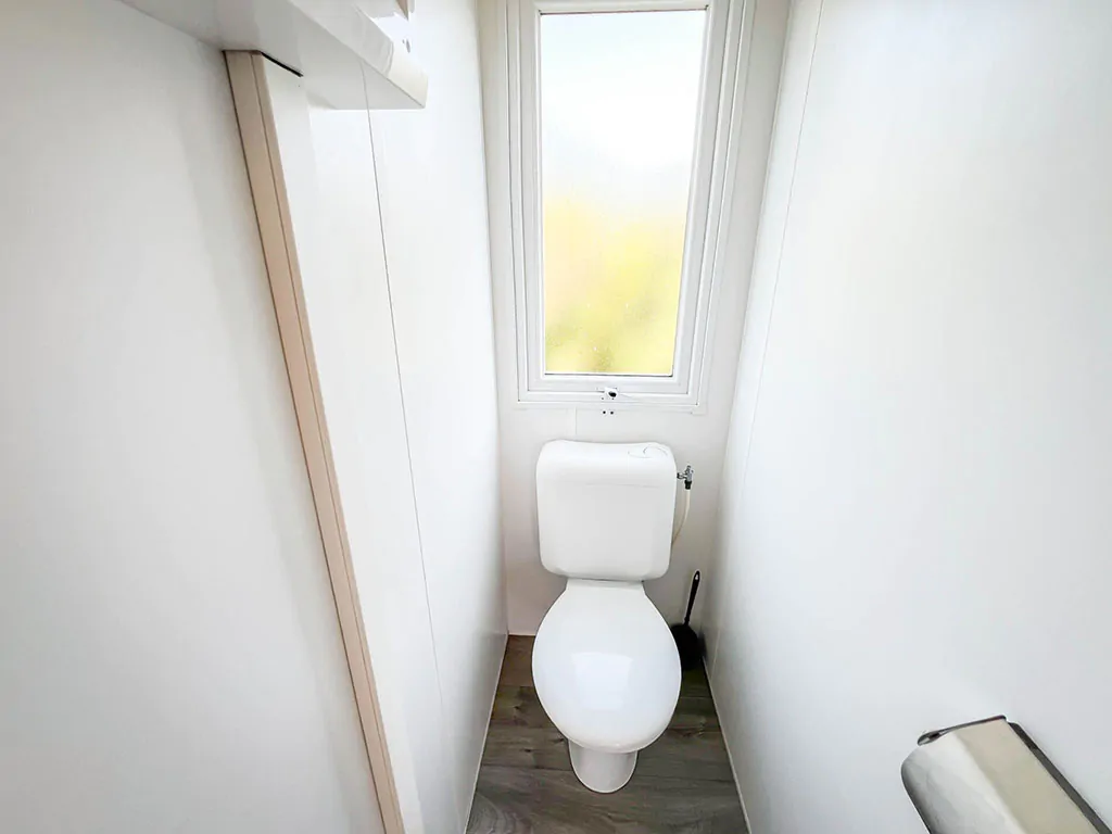 happy-comfort-mobile-home-interier-bathroom-toilet