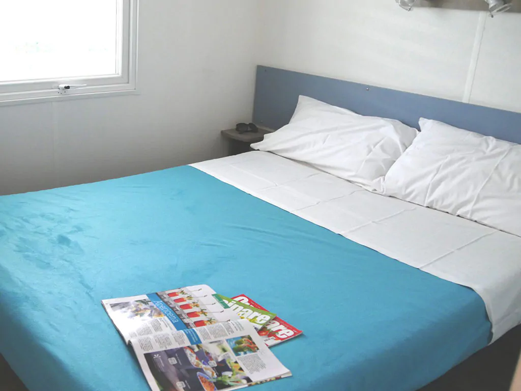 happy-comfort-mobile-home-interier-double-bed-magazine