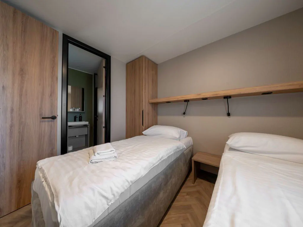 campsite-almissa-mobile-home-superior-41-interior-bedroom-singlebeds-bathroom