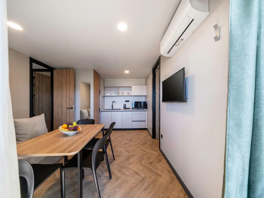 campsite-almissa-mobile-home-superior-41-interior-livingroom-kitchen