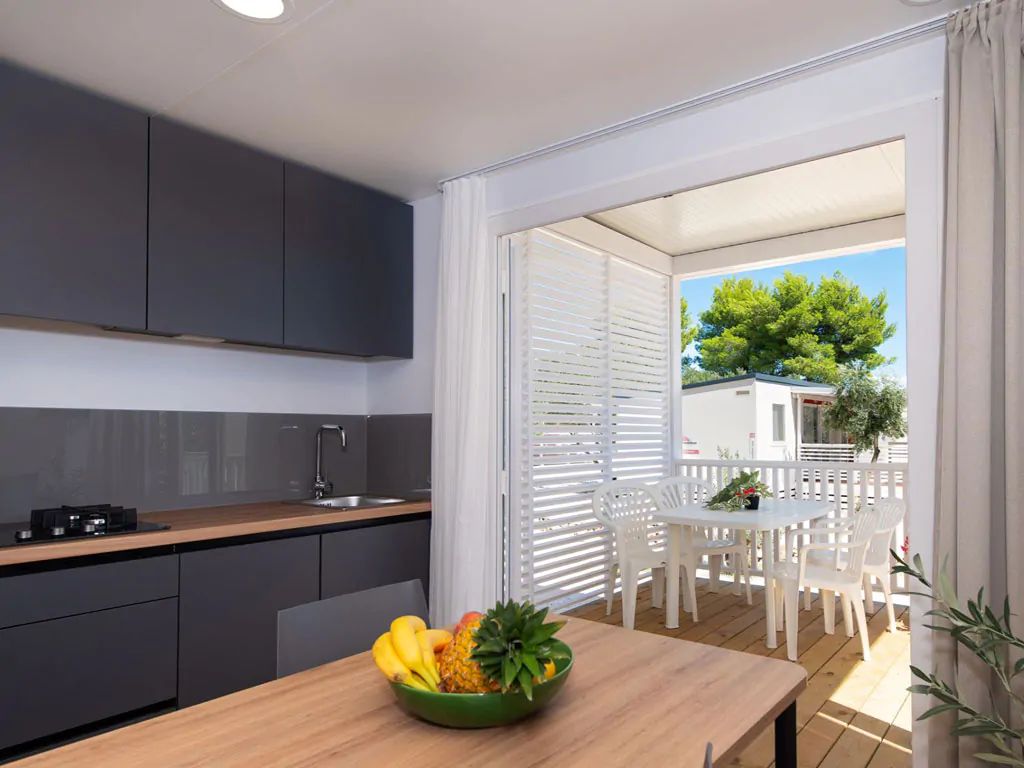 camping-resort-sibenik-mobile-home-c-interior-livingroom-kitchen