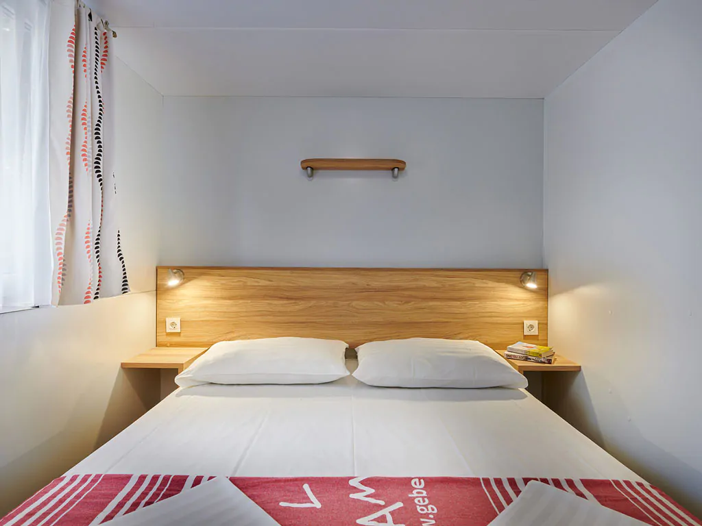 camping-resort-sibenik-mobile-home-i-interior-bedroom-doublebed