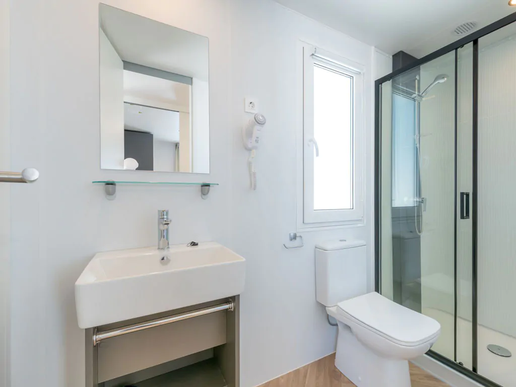 camping-resort-sibenik-mobile-home-s-interior-bathroom