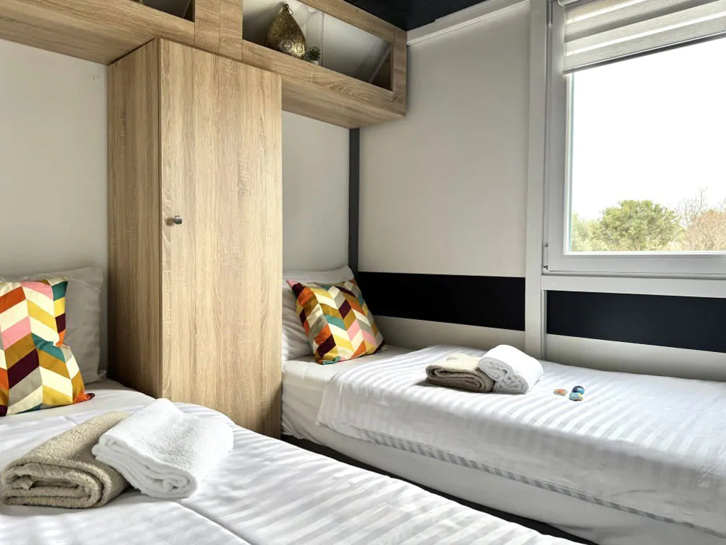 campsite-terra-park-phalaris-mobile-home-lunaris-camping-home-interior-bedroom-singlebeds