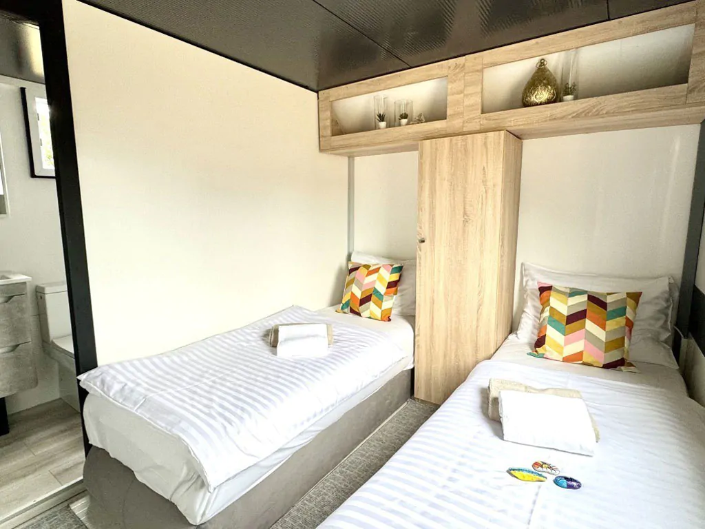 campsite-terra-park-phalaris-mobile-home-lunaris-camping-home-interior-bedroom-singlebes-bathroom