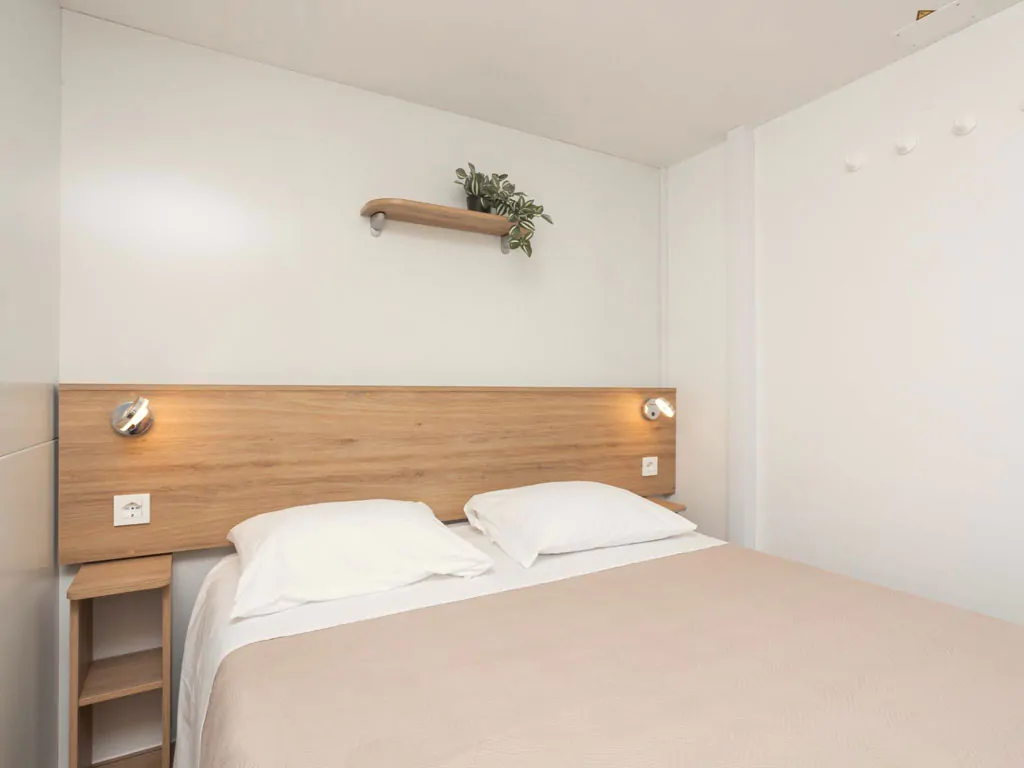 camping-resort-sibenik-mobile-home-a-zone-2-interior-bedroom-doublebed