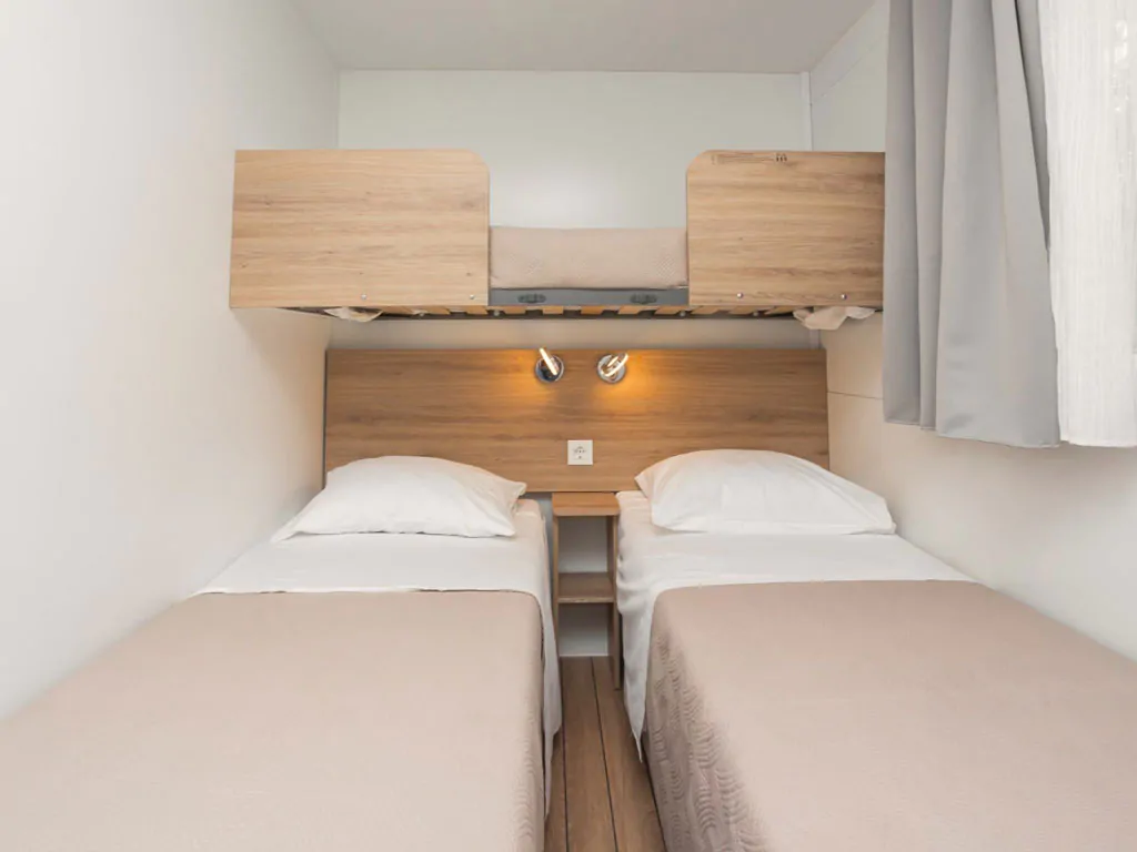 camping-resort-sibenik-mobile-home-a-zone-2-interior-bedroom-singlebeds-bunkbed