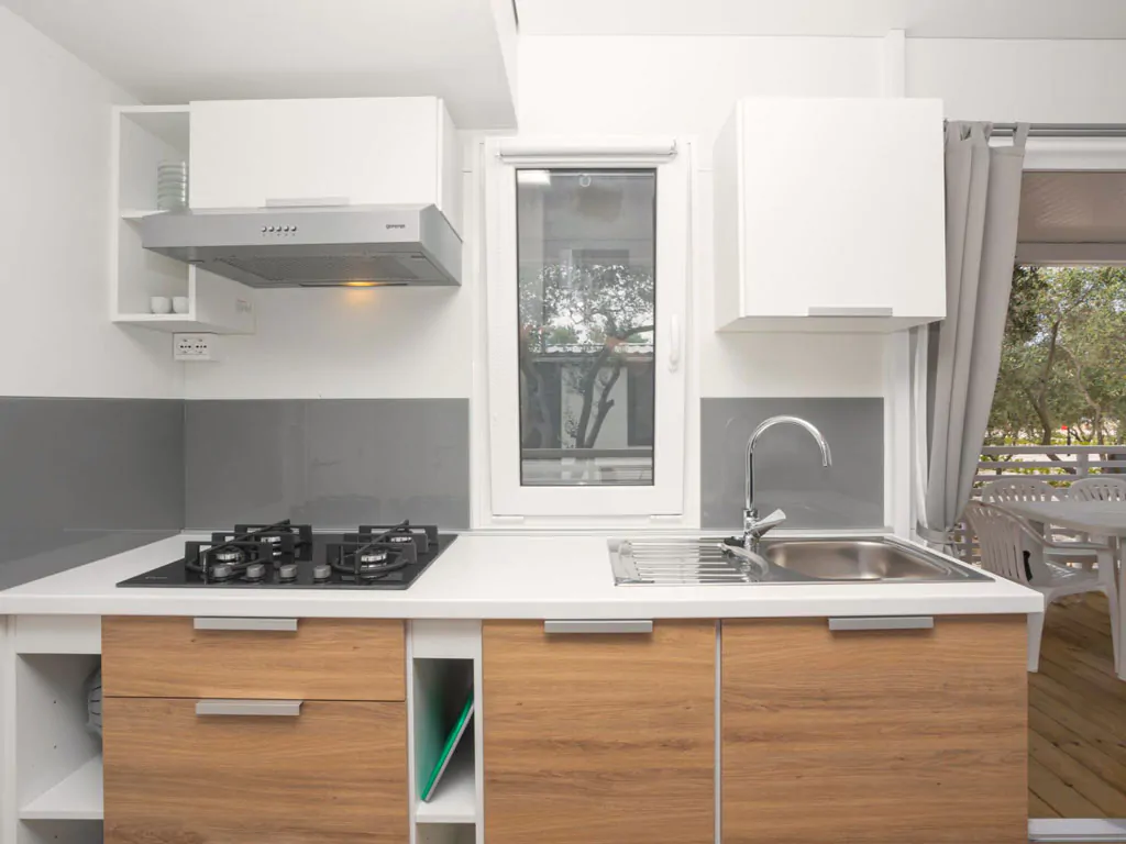 camping-resort-sibenik-mobile-home-a-zone-2-interior-kitchen
