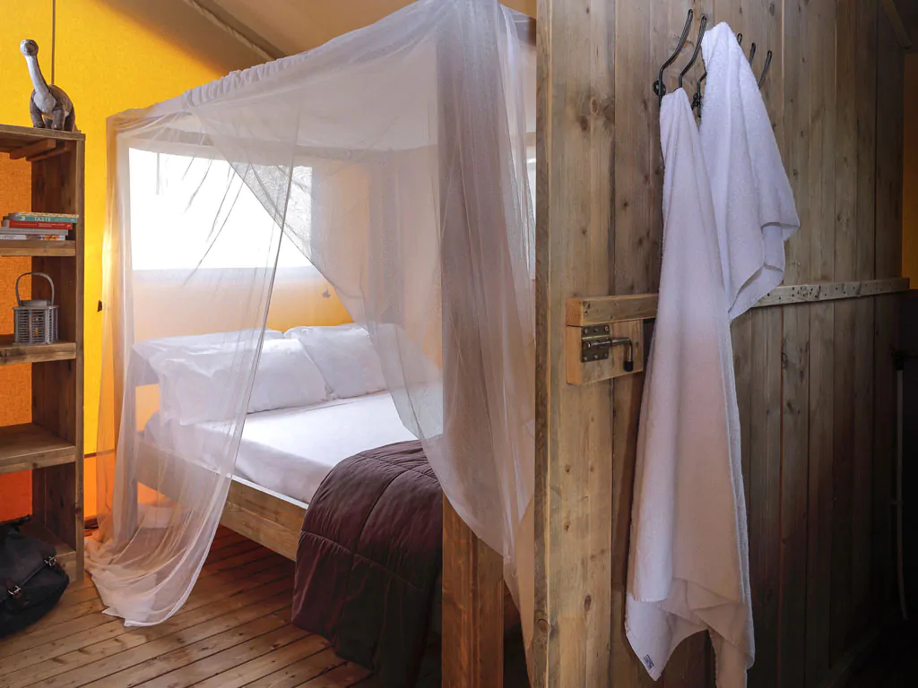 hu-fabulous-village-glamping-hu-glamp-premium-xl-interior-bedroom-doublebed
