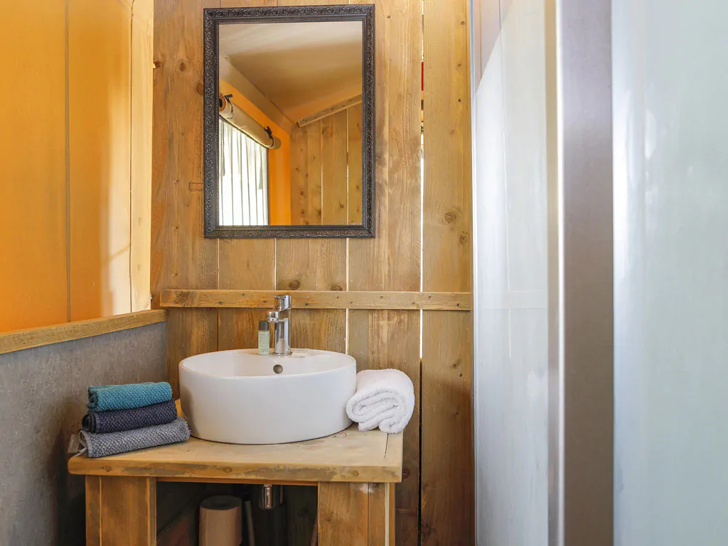 hu-norcenni-girasole-village-glamping-hu-glamp-premium-xl-interior-bathroom