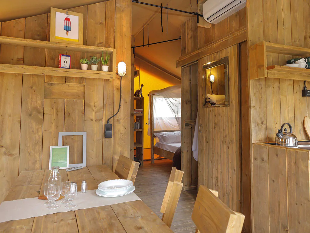 hu-norcenni-girasole-village-glamping-hu-glamp-premium-xl-interior-hallway