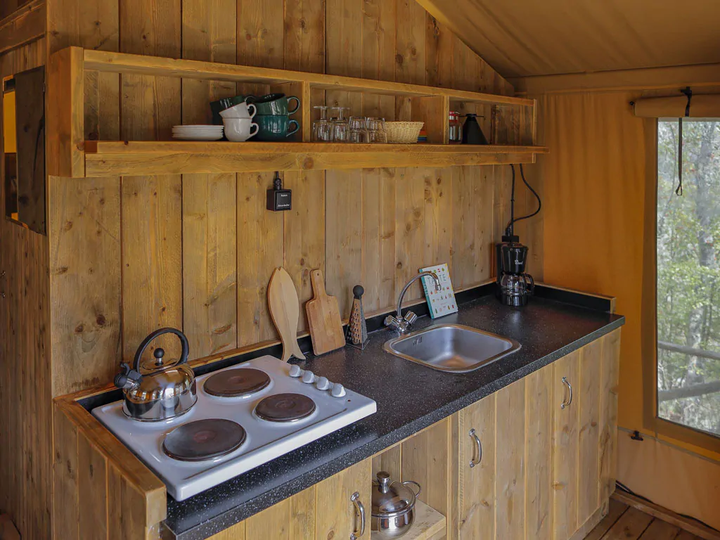 hu-norcenni-girasole-village-glamping-hu-glamp-premium-xl-interior-kitchen