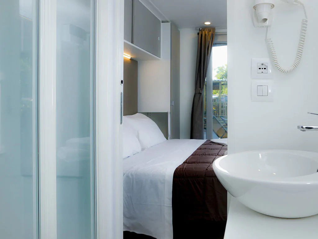 nu-norcenni-girasole-mobile-home-hu-stay-premium-interior-bedroom-bathroom