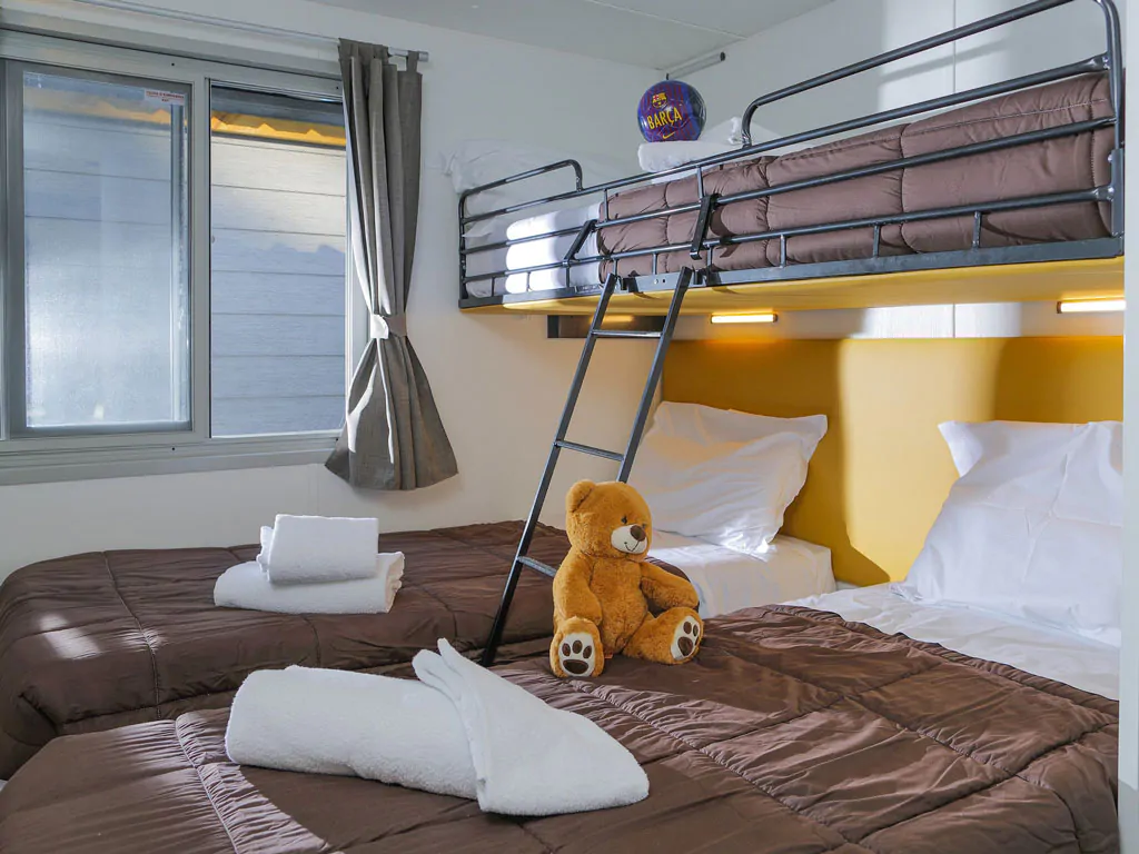 nu-norcenni-girasole-mobile-home-hu-stay-premium-interior-bedroom-single-beds-bunkbed