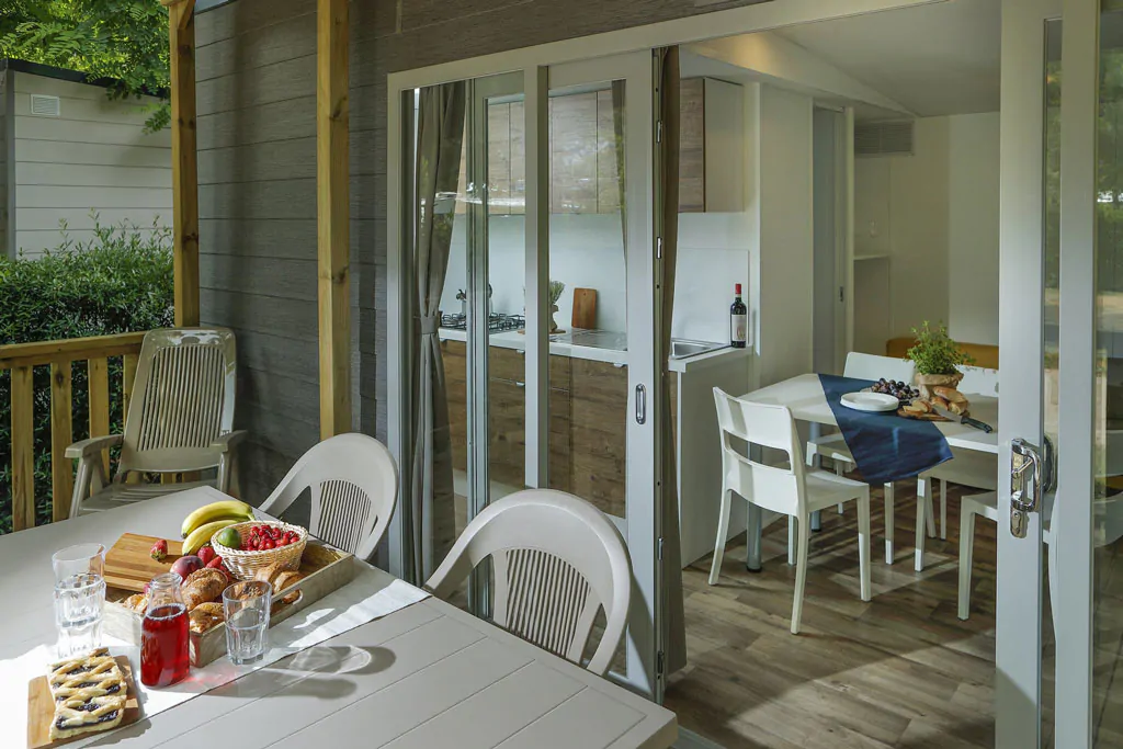 hu-i-pini-village-mobile-home-hu-stay-smart-exterior-terrace-table