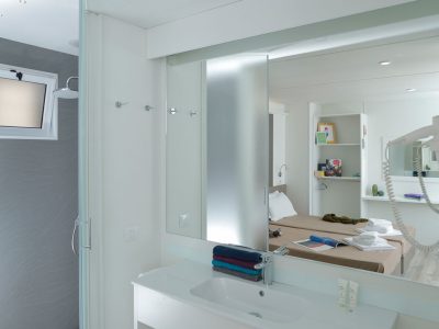 hu-roma-camping-in-town-mobile-home-hu-stay-smart-xs-plus-interior-bathroom