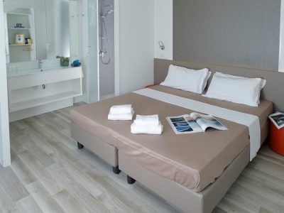 hu-roma-camping-in-town-mobile-home-hu-stay-smart-xs-plus-interior-doublebed-bathroom