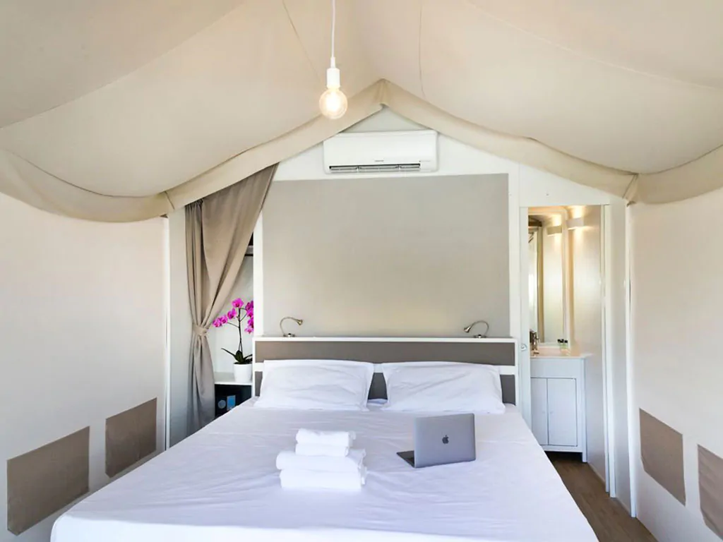 hu-venezia-camping-in-town-glamping-hu-glamp-smart-interior-bedroom