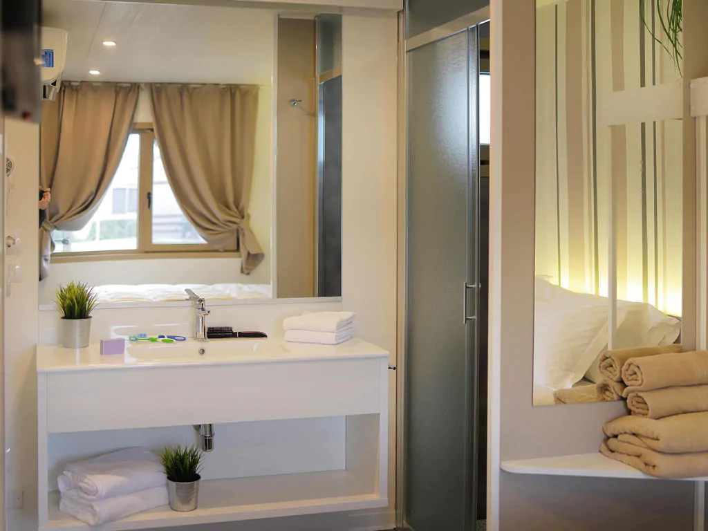 hu-venezia-camping-in-town-mobile-home-hu-stay-premium-interior-bathroom