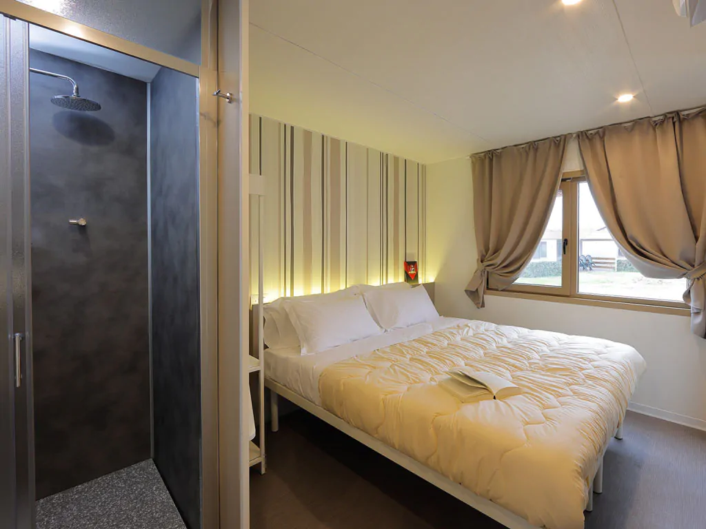 hu-venezia-camping-in-town-mobile-home-hu-stay-premium-interior-bedroom-shower